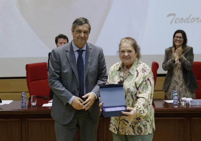 El rector, Teo López, con Teodora Gómez, una de las trabajadoras ya jubilada.