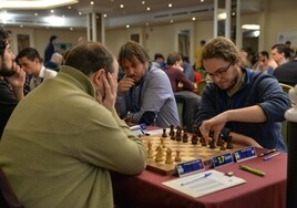 Jugadores de ajedrez en un torneo.