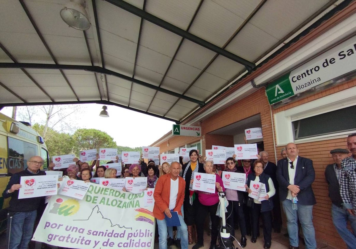 Los vecinos de Alozaina se concentran a las puertas de su centro de salud.