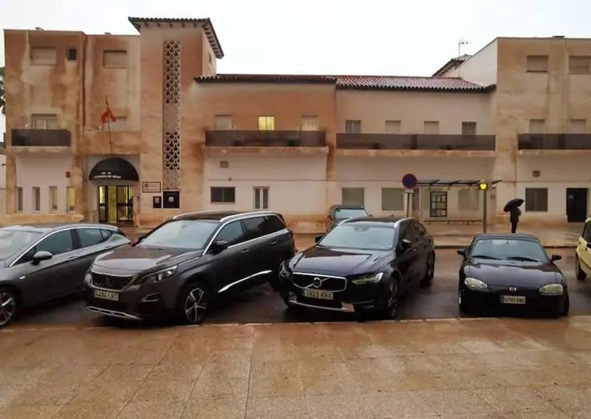 Imagen secundaria 1 - Imagen desde el puerto. El barro, en fachadas, coches y en la propia Farola de Málaga, hace dos años