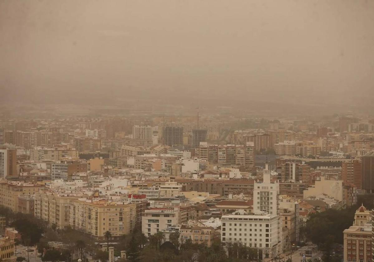 Imagen principal - Imagen desde el puerto. El barro, en fachadas, coches y en la propia Farola de Málaga, hace dos años