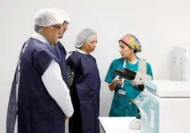 José Antonio Ortega, Carlos Bautista y Patricia Navarro, durante la visita a las instalaciones