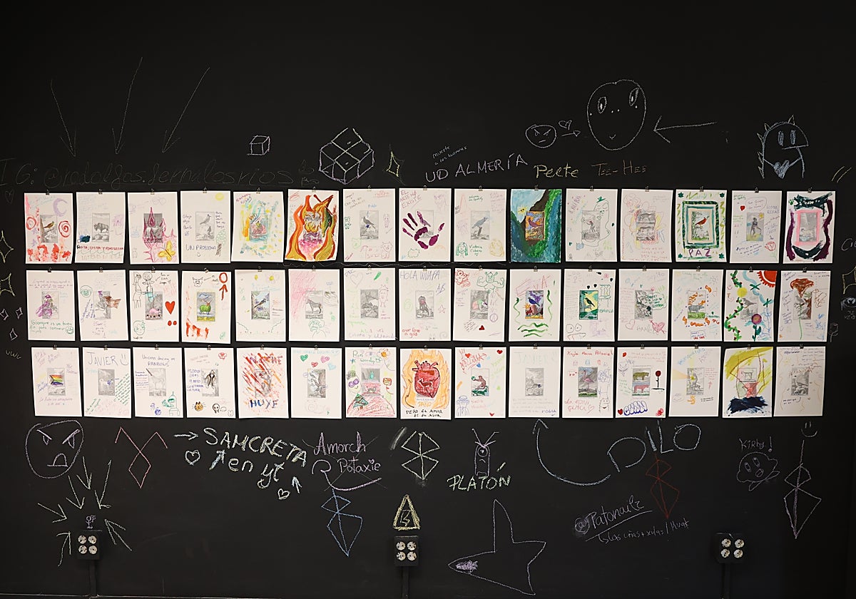 Pinturas realizas por el público de la exposición.