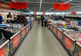 Imagen de uno de los pasillos del nuevo supermercado de Aldi en Nerja, este viernes.