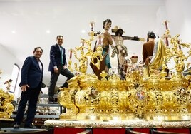 José Manuel Álvarez y Juanma Moreno junto al trono del Cristo de la Exaltación.