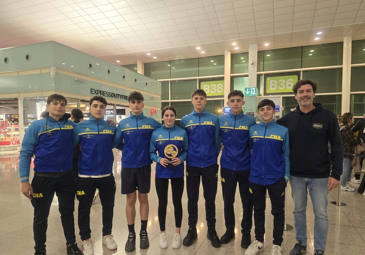 Integrantes del equipo infantil del Club Natación Axarquía.