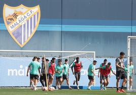 Jugadores del Málaga se ejercitan durante un entrenamiento de esta semana en el Anexo de La Rosaleda.