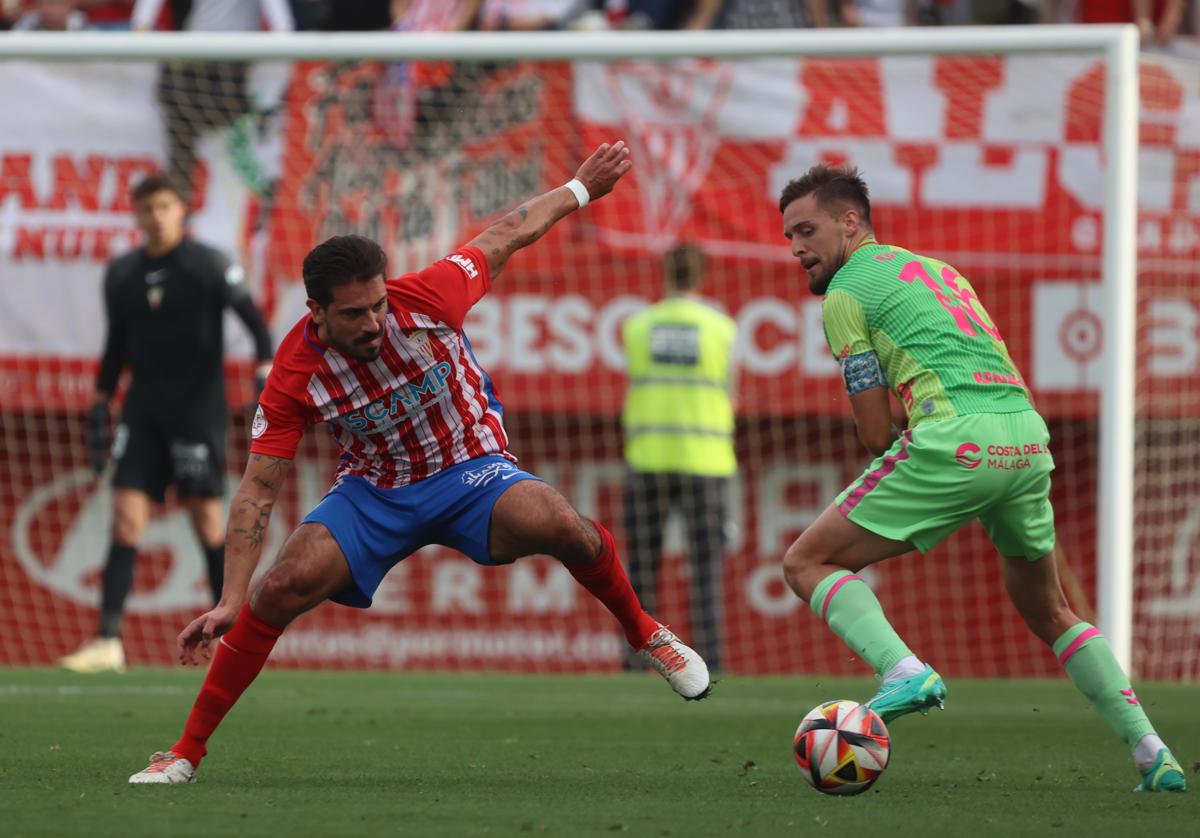 El jugador del Málaga Genaro durante el partido contra el Algeciras.