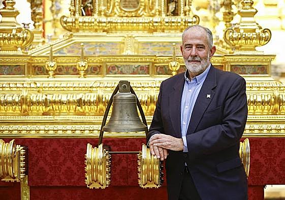José Carlos Garín, junto al trono del Santísimo Cristo Resucitado, en la iglesia de San Julián, sede de la Agrupación de Cofradías.