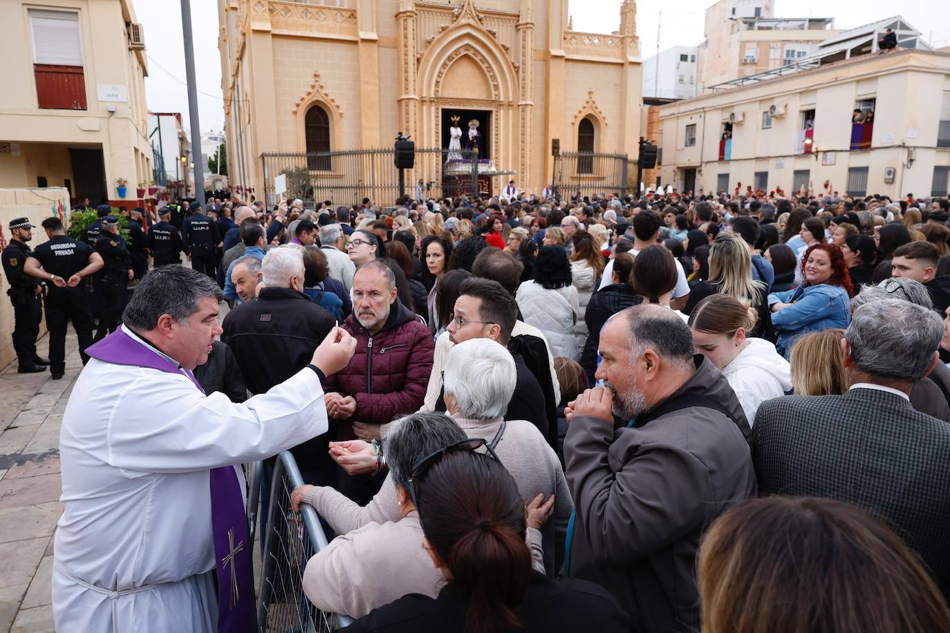 Las mejores fotos de la Misa del Alba y del traslado del Cautivo 2024