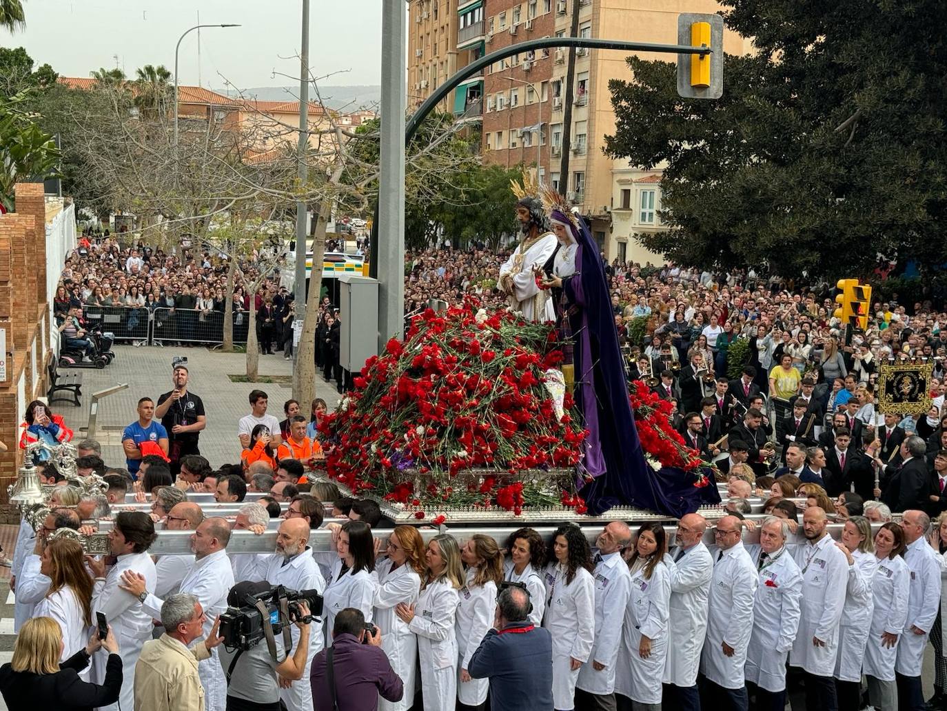 Las mejores fotos de la Misa del Alba y del traslado del Cautivo 2024