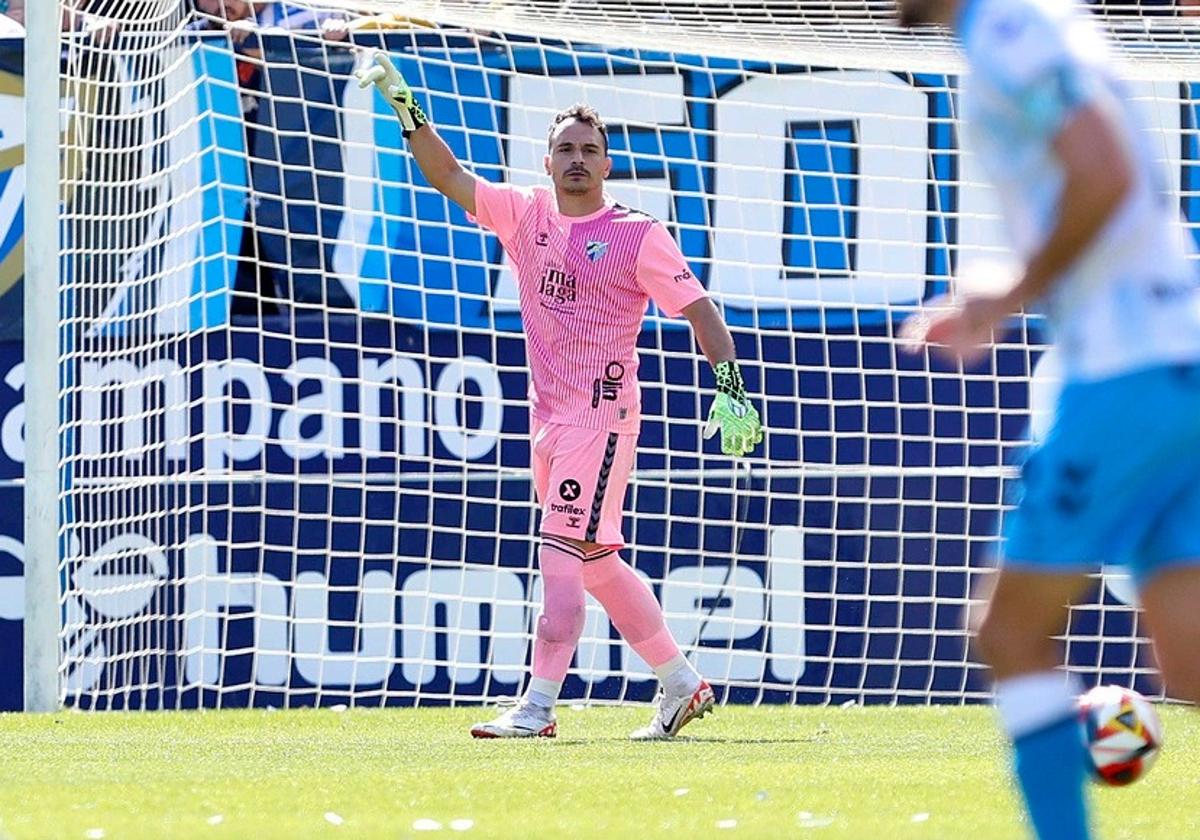 El portero del Málaga, Alfonso Herrero, en un partido de esta temporada en el estadio de La Rosaleda.