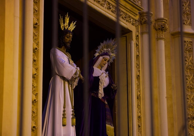 Jesús Cautivo y la Virgen de la Trinidad, en el dintel de San Pablo.