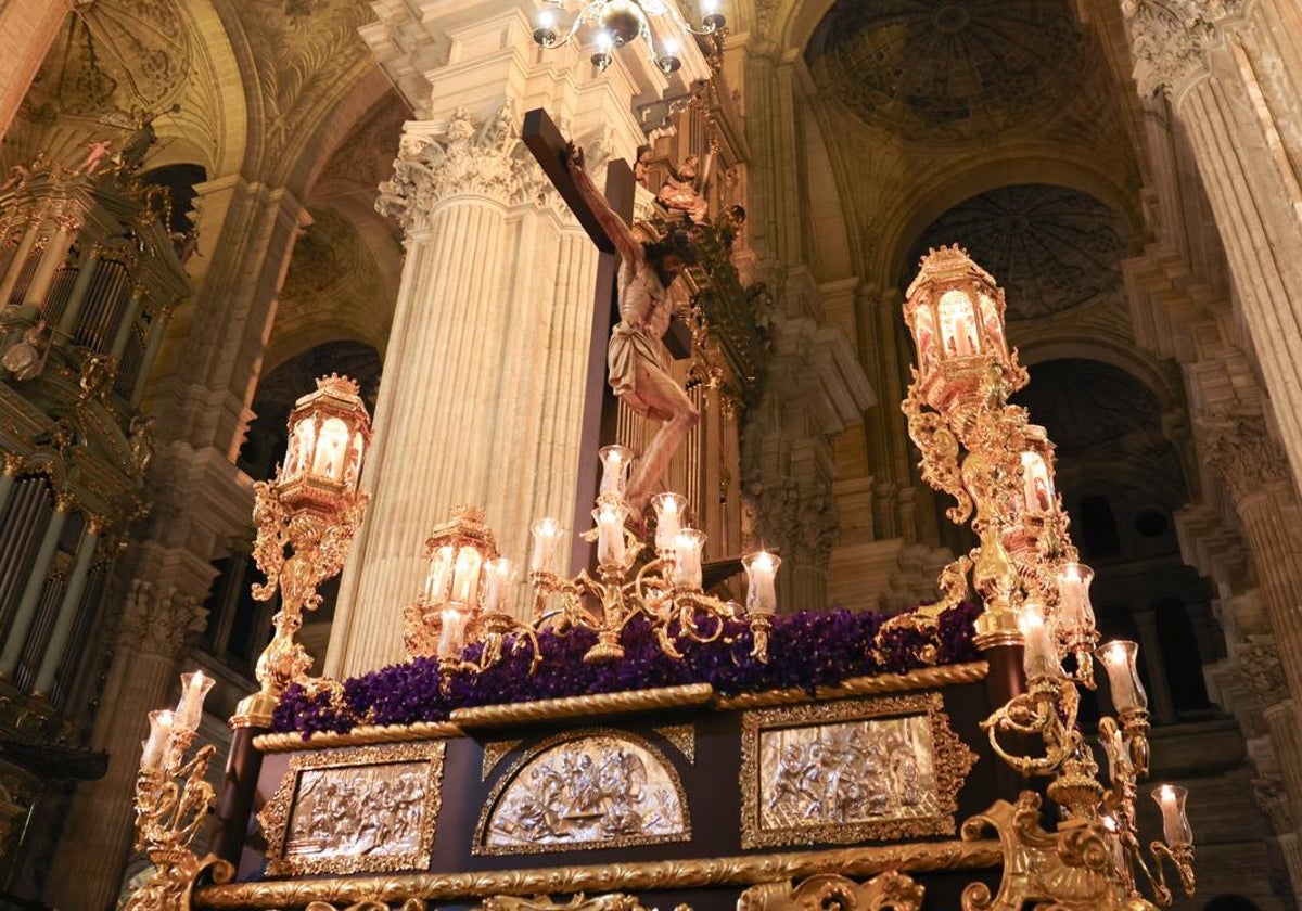 El Cristo de la Clemencia hizo estación de penitencia en la Catedral.