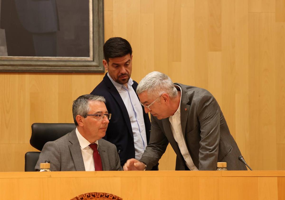 Francis Salado, en el pleno de la Diputación donde se pidió prolongar el metro a Rincón.