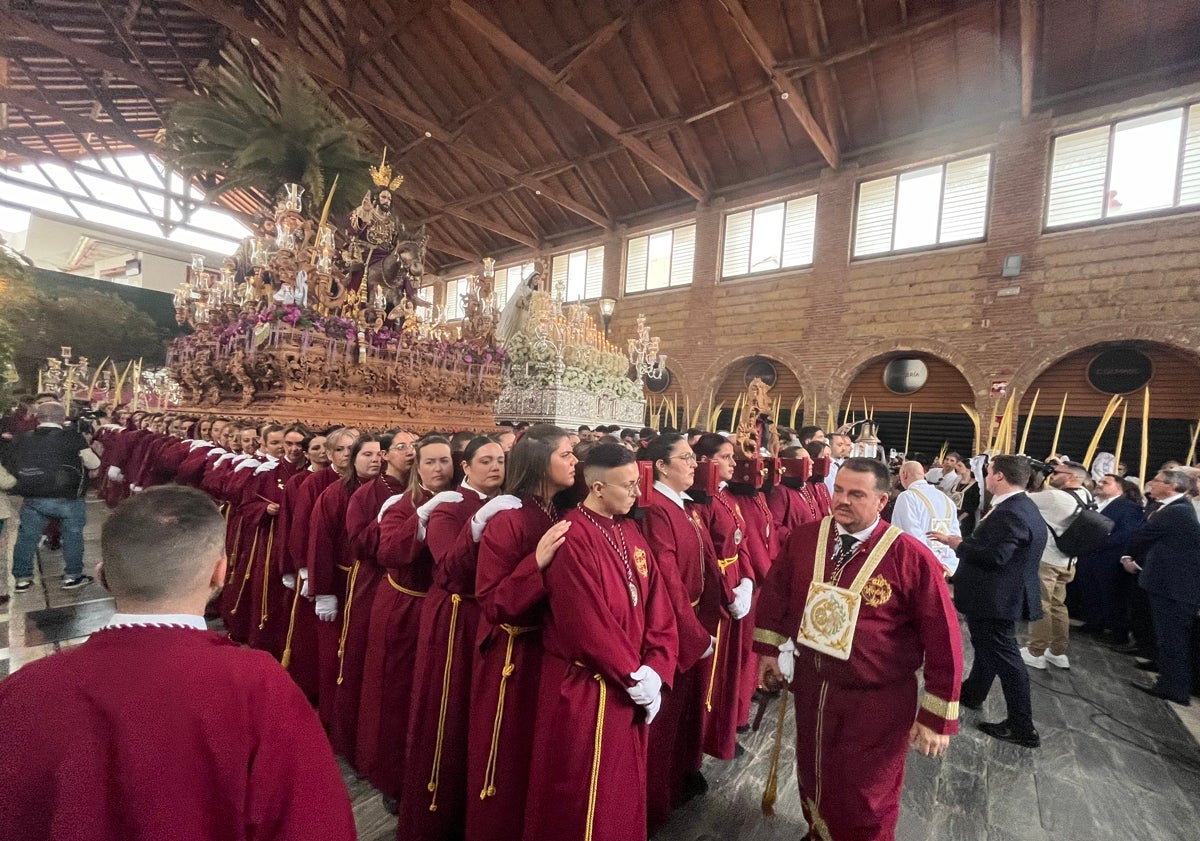 Imagen principal - Tres imágenes del Domingo de Ramos en Vélez-Málaga, frustrado por la lluvia.