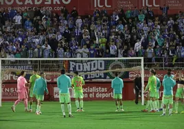 Los jugadores del Málaga agradecen el apoyo de su público en Algeciras.