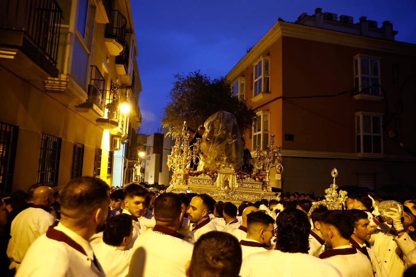 La lluvia irrumpió con fuerza en el Centro de Málaga a media tarde