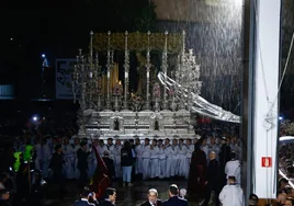 LLuvia ayer por la noche sobre un trono en la capital malagueña.