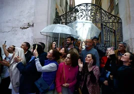 El público se protege con paraguas al paso de la Virgen del Gran Perdón por calle Ollerías el Domingo de Ramos.