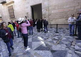 Una turista inmortaliza su paso por el Museo Picasso.