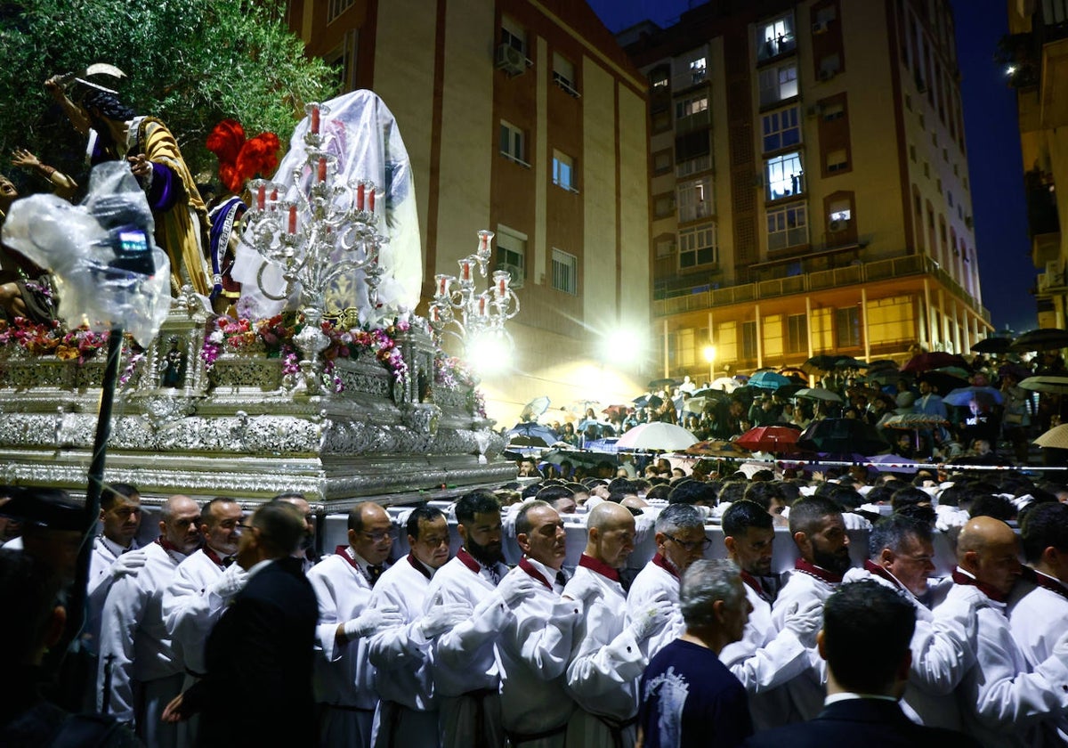 El Cristo del Prendimiento, cubierto con un plástico, de regreso a su casa.