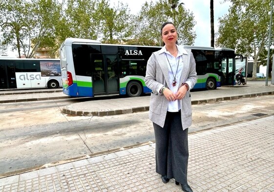 La concejala de Transportes, Lourdes Piña, este Lunes Santo en la estación de autobuses.