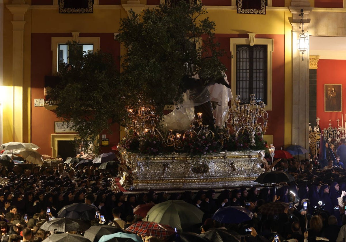 El Señor del Huerto llegando a su casa hermandad, cubierto con un plástico.