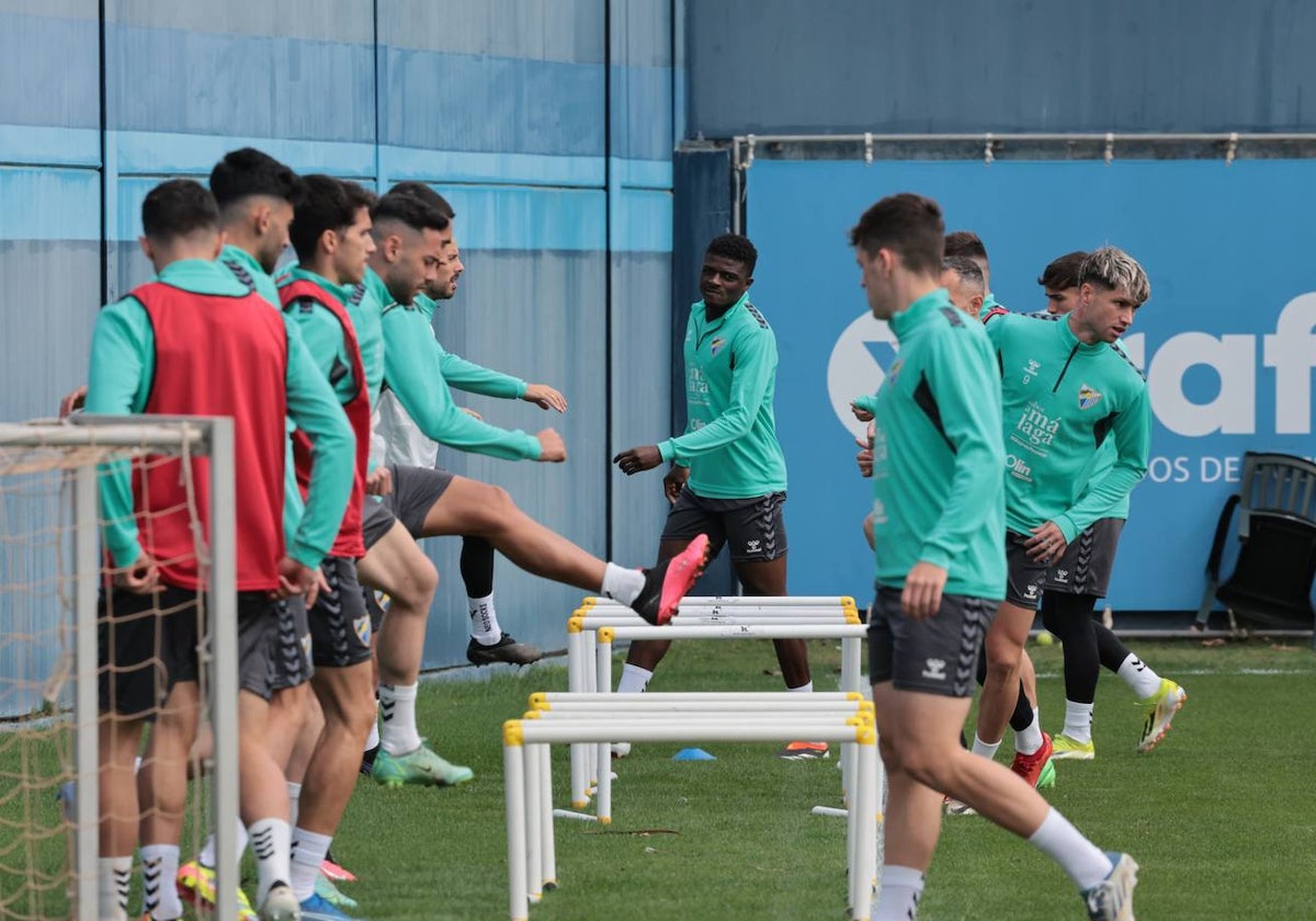 Jugadores del Málaga durante el entrenamiento de este martes.