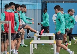 Jugadores del Málaga durante el entrenamiento de este martes.