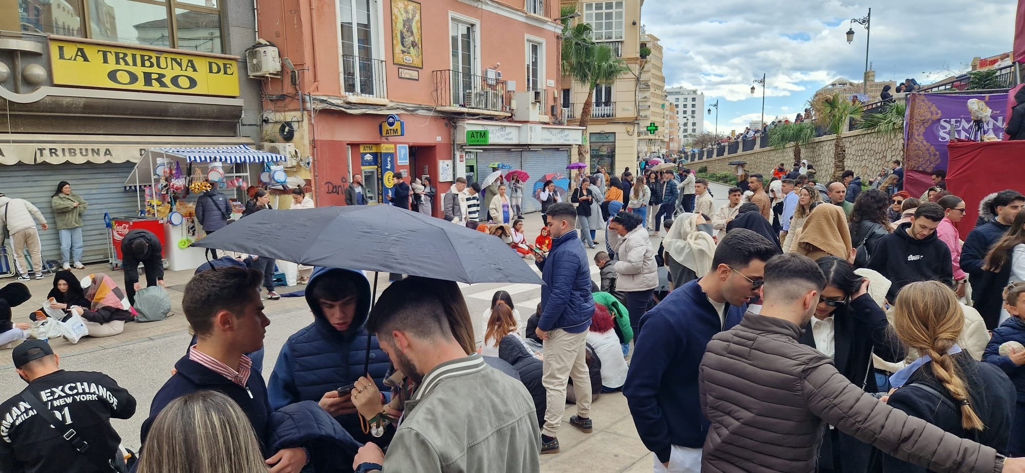 Caen gotas en la Tribuna de los pobres. Martes Santo