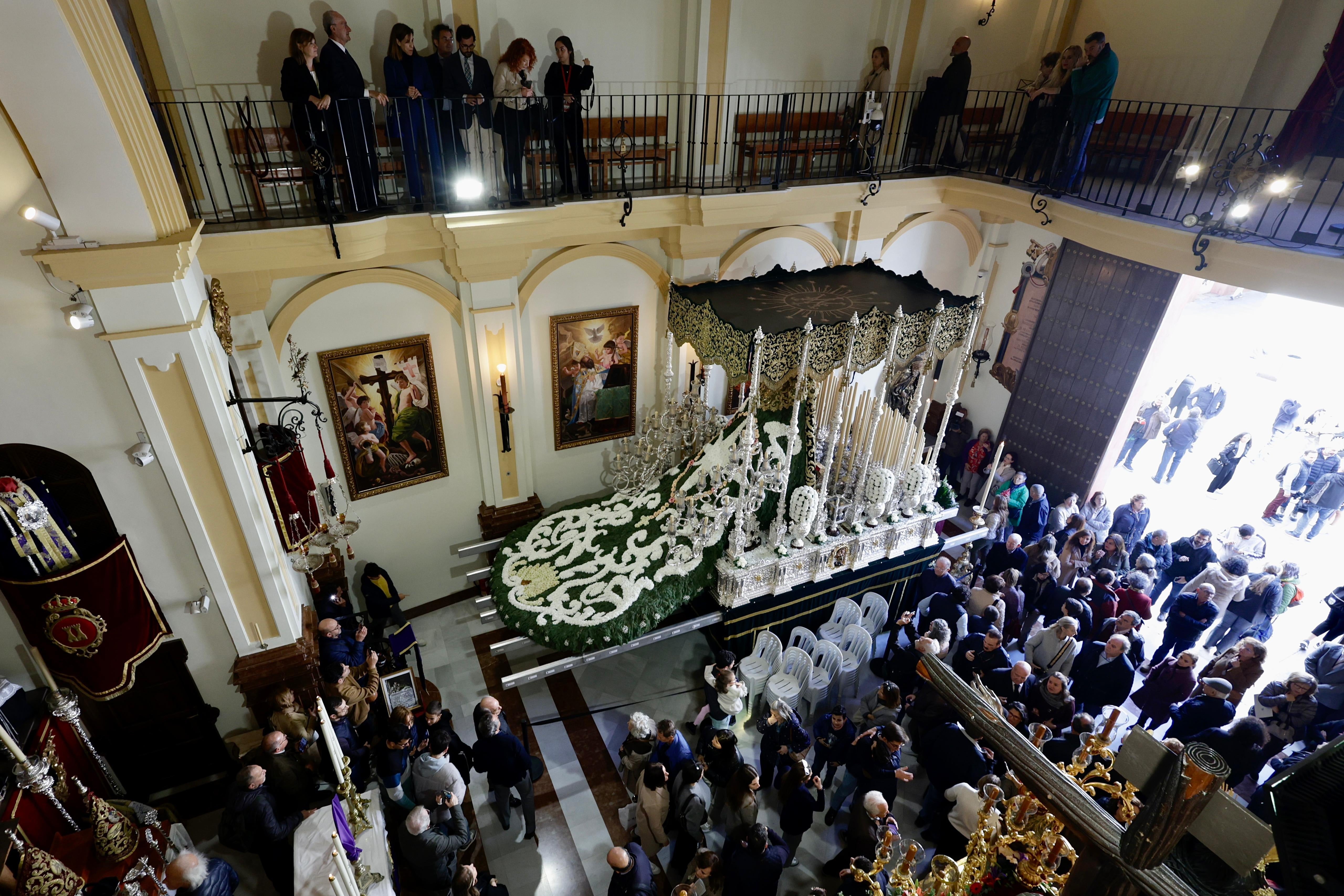 Ofrenda floral a la Virgen de las Penas. Martes Santo de Málaga