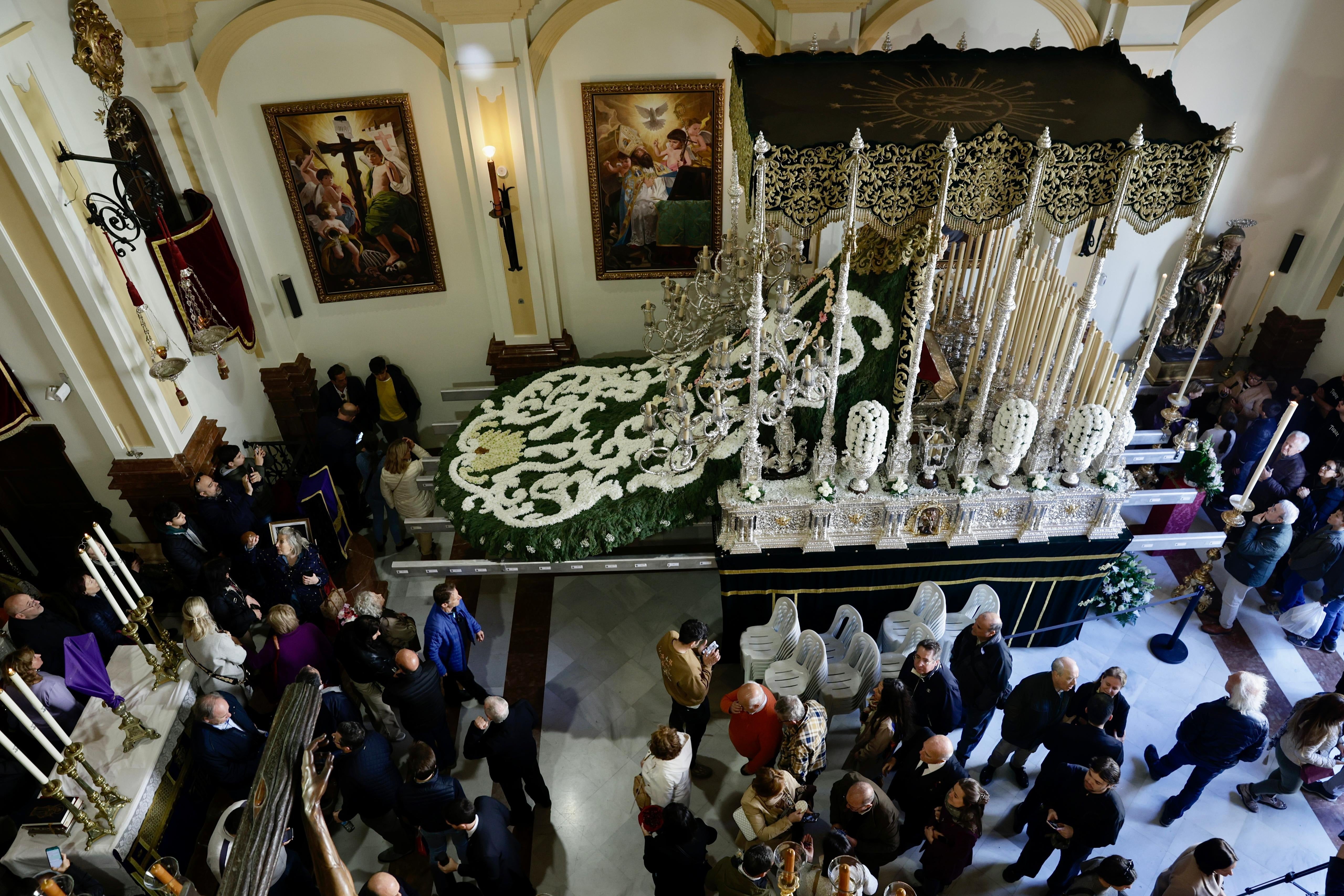 Ofrenda floral a la Virgen de las Penas. Martes Santo de Málaga