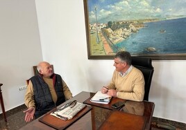 Miguel Benítez, con el alcalde nerjeño, José Alberto Armijo, en el Ayuntamiento.