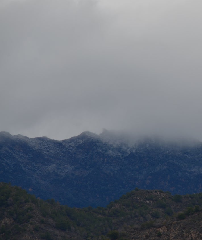 Imagen secundaria 2 - Arriba, nieve en el Pico Martín Gil, el más alto de la Sierra de Líbar, a casi 1.400 metros de altitud, visto desde Jimera de Líbar; abajo, a la izquierda, el manto blanco en La Navachica, visto desde Nerja, y en la Piedra Sillada.