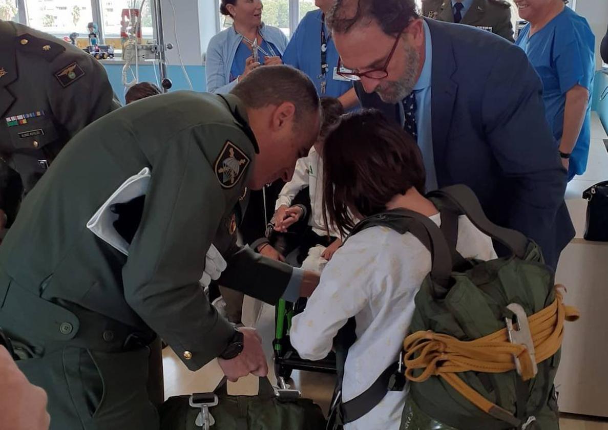 El Materno Infantil de Málaga recibe la visita de la Brigada paracaidista