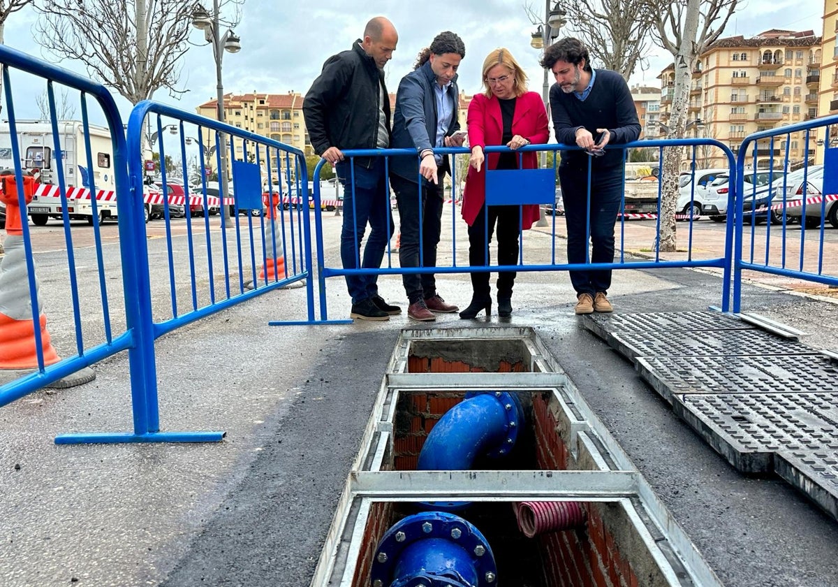 La alcaldesa contempla las obras realizadas en el pozo bajo el recinto ferial, en una imagen de archivo.