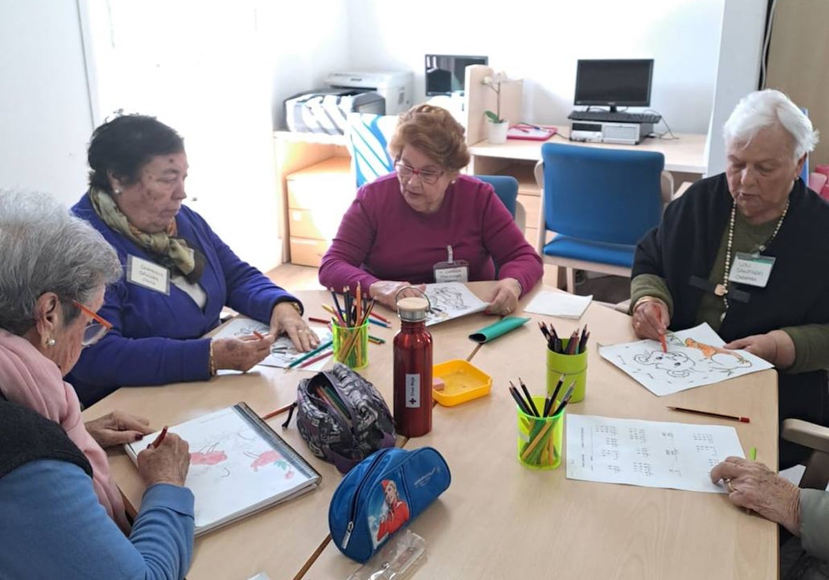 La asociación trabaja con diferentes tipos de talleres para favorecer la estimulación en personas con alzheimer.