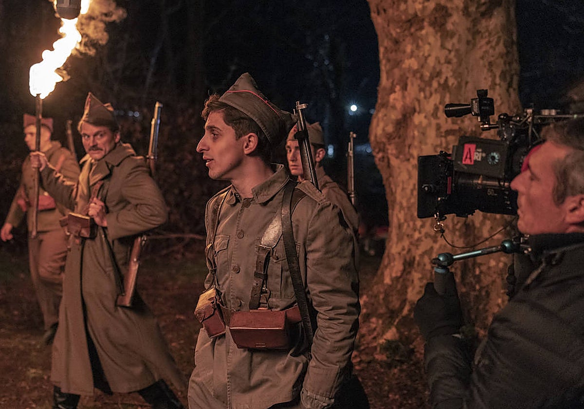 Salva Reina (con la antorcha) y Óscar Lasarte, en el rodaje de 'Gila: ¿Es el enemigo?'.