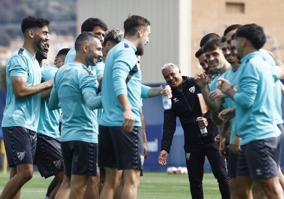 Los jugadores y Pellicer bromean en el entrenamiento de ayer.