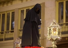 El Cristo de la Humillación fue protegido por un chubasquero cuando empezó a llover.