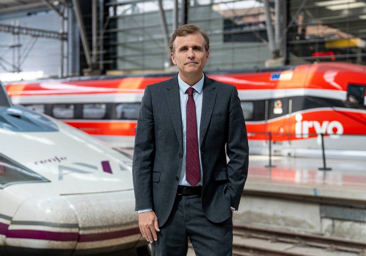 Ignacio López, en el andén de la estación de alta velocidad de Málaga.