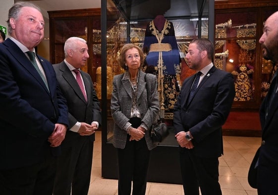 El hermano mayor de la Archicofradía de la Esperanza, Sergio Morales, recibieron a la reina Doña Sofía, junto a otros miembros de la junta de gobierno.