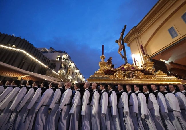 El Cristo de la Buena Muerte pudo salir en un Jueves Santo en el que el cielo permaneció amenazante.