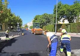 Operarios asfaltando una calle en Benalmádena, en una imagen de archivo.