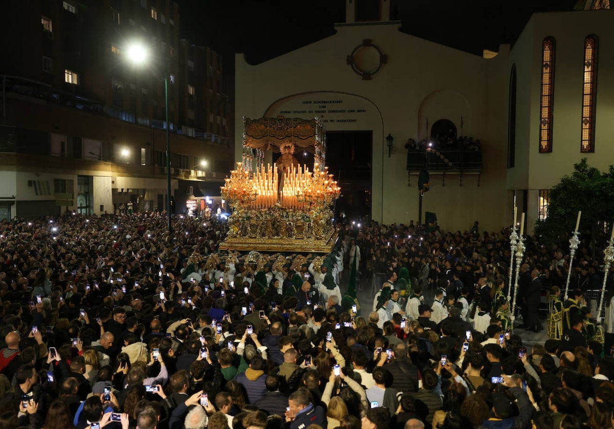 Una gran multitud presenció la salida de la Virgen de la Esperanza.