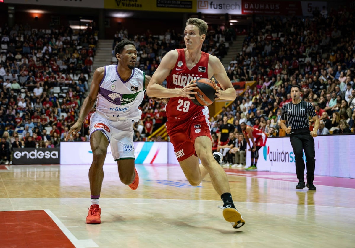 Taylor, un ex del Girona, persigue a Susinskas en el duelo de la primera vuelta.