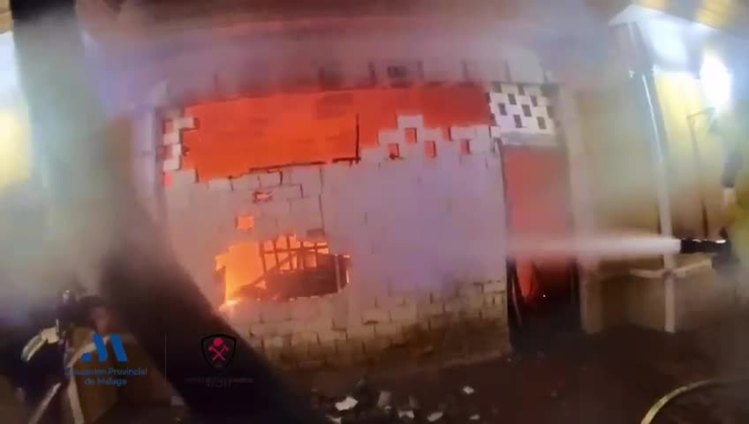 Un incendio calcina un local de almacenaje de material en Estepona