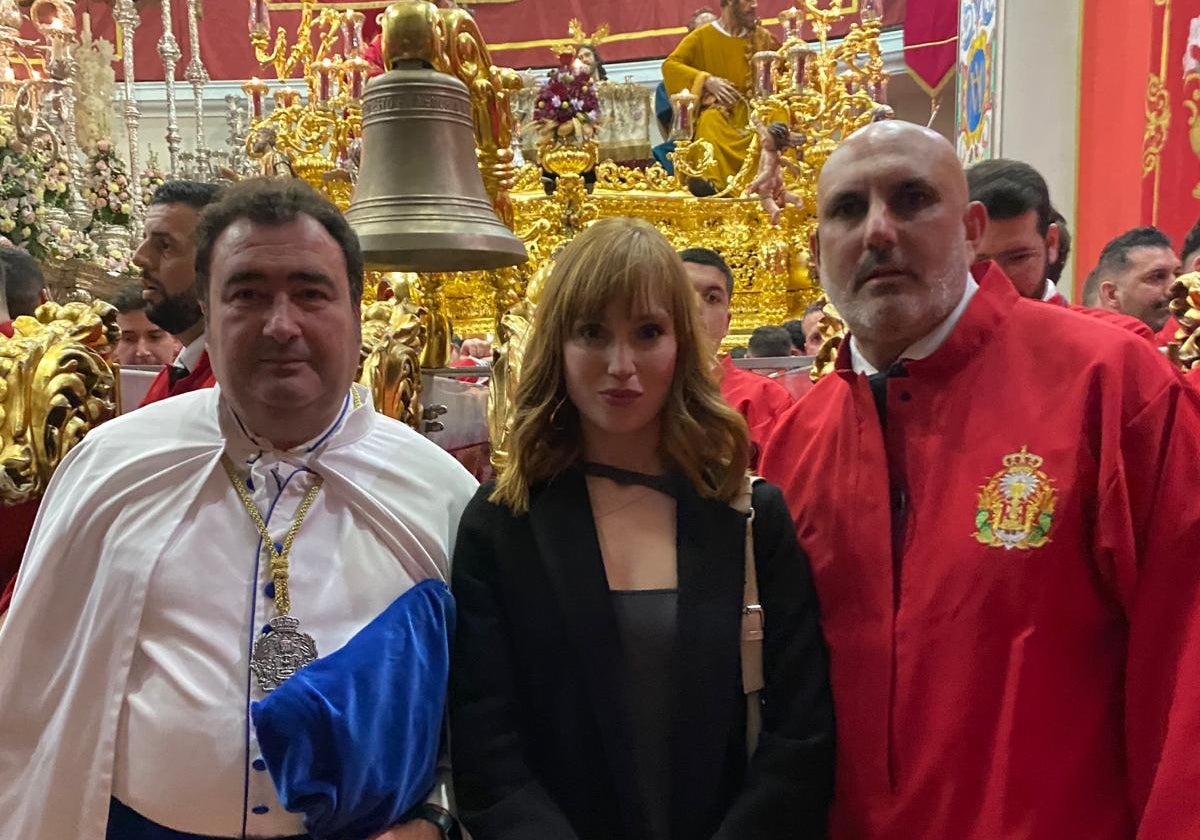 Guadalupe Álvarez-Duarte posa junto al hermano mayor y el teniente hermano mayor de la Cena.