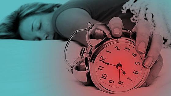 Llegar cansado a la cama, la clave para superar el 'jet-lag' del cambio de hora